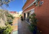 Дом с участком на продажу в городе Cornellà de Llobregat Фото