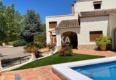 Chalet independiente con terreno en venta en la España, Ontinyent, ref: TR277687 foto