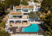 Отдельно стоящий дом с участком на продажу в городе Altea Фото