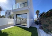Отдельно стоящий дом с участком на продажу в городе Santa Eulària des Riu Фото
