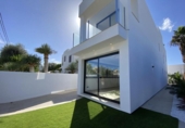 Отдельно стоящий дом с участком на продажу в городе Santa Eulària des Riu Фото