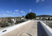 Отдельно стоящий дом с участком на продажу в городе Santa Eulària des Riu Фото