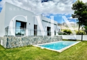 Отдельно стоящий дом с участком на продажу в городе Altea Фото