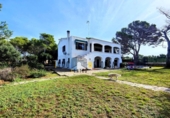 Отдельно стоящий дом с участком на продажу в городе Ciutadella de Menorca Фото