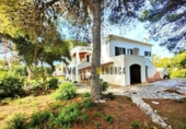 Отдельно стоящий дом с участком на продажу в городе Ciutadella de Menorca Фото