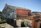 Загородный дом с участком на продажу в городе el Vendrell Фото