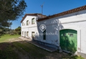 Отдельно стоящий дом с участком на продажу в городе Vilanova i la Geltrú Фото