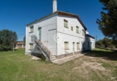 Отдельно стоящий дом с участком на продажу в городе Vilanova i la Geltrú Фото