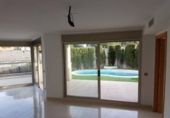 Отдельно стоящий дом с участком на продажу в городе Salou Фото