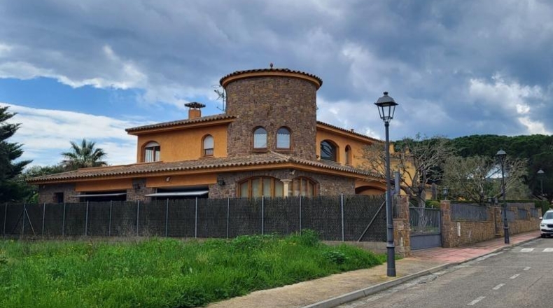 Жирона - Mont-ras - 1209m2