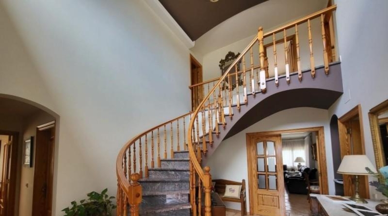 Жирона - Mont-ras - 1209m2