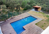Отдельно стоящий дом с участком на продажу в городе Begur Фото