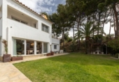 Отдельно стоящий дом с участком на продажу в городе Cambrils Фото