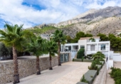Отдельно стоящий дом с участком на продажу в городе Altea Фото