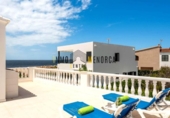 Отдельно стоящий дом с участком на продажу в городе Ciutadella de Menorca Фото