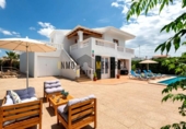 Отдельно стоящий дом с участком на продажу в городе Ciutadella de Menorca Фото