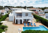 Отдельно стоящий дом с участком на продажу в городе Ciutadella de Menorca Фото