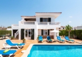 Отдельно стоящий дом с участком на продажу в городе Ciutadella de Menorca Фото