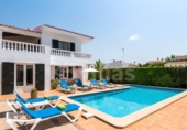 Отдельно стоящий дом с участком на продажу в городе Ciutadella de Menorca Фото