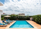 Отдельно стоящий дом с участком на продажу в городе Ciutadella de Menorca Фото