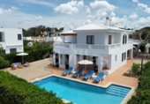 Отдельно стоящий дом с участком на продажу в городе Ciutadella de Menorca Фото