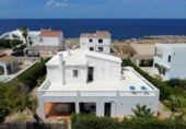 Отдельно стоящий дом с участком на продажу в городе Ciutadella de Menorca Фото