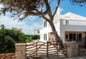 Отдельно стоящий дом с участком на продажу в городе Ciutadella de Menorca Фото