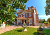 Отдельно стоящий дом с участком на продажу в городе Castro-Urdiales Фото