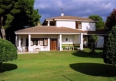 Отдельно стоящий дом с участком на продажу в городе el Vendrell Фото