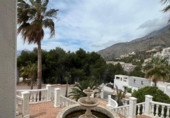 Отдельно стоящий дом с участком на продажу в городе Altea Фото