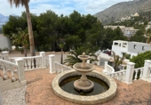 Отдельно стоящий дом с участком на продажу в городе Altea Фото