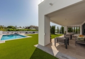 Chalet independiente con terreno en venta en la España, Manilva, ref: TR368806 foto