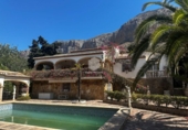 Отдельно стоящий дом с участком на продажу в городе Jávea Фото
