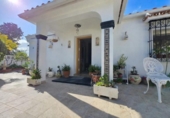Chalet independiente con terreno en venta en la España, Málaga, ref: TR375007 foto
