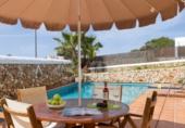 Отдельно стоящий дом с участком на продажу в городе Ciutadella de Menorca Фото