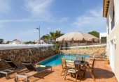 Отдельно стоящий дом с участком на продажу в городе Ciutadella de Menorca Фото
