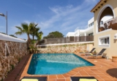 Отдельно стоящий дом с участком на продажу в городе Ciutadella de Menorca Фото