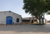 Отдельно стоящий дом с участком на продажу в городе Sant Martí Sarroca Фото