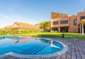 Отдельно стоящий дом с участком на продажу в городе Egüés Фото