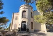 Загородный дом с участком на продажу в городе Villajoyosa Фото