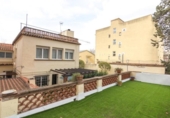 Дом с участком на продажу в городе Sant Cugat del Vallès Фото