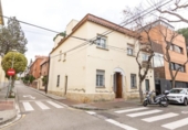 Дом с участком на продажу в городе Sant Cugat del Vallès Фото