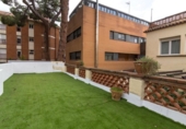 Дом с участком на продажу в городе Sant Cugat del Vallès Фото