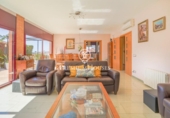 Дом с участком на продажу в городе Vilanova i la Geltrú Фото