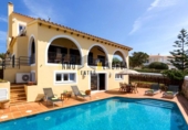 Отдельно стоящий дом с участком на продажу в городе Ciutadella de Menorca Фото