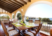 Отдельно стоящий дом с участком на продажу в городе Ciutadella de Menorca Фото