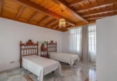 Отдельно стоящий дом с участком на продажу в городе Марбелья Фото