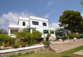 Отдельно стоящий дом с участком на продажу в городе Altea Фото