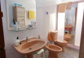 Отдельно стоящий дом с участком на продажу в городе Бенидорм Фото