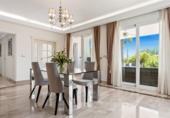 Отдельно стоящий дом с участком на продажу в городе Марбелья Фото